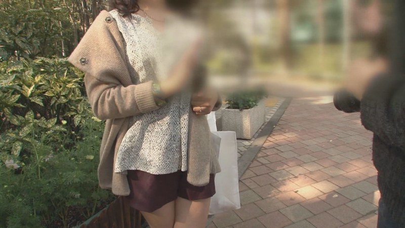 [無料閲覧] [フル・エロ動画紹介]シャープな瞳と端正な顔立ちでとても気が強い奥様と思いきや、脱がせてみると断れないオンナNO.1の神回。「困ります」と言いつつもイイナリな奥様h_1724m993b00009